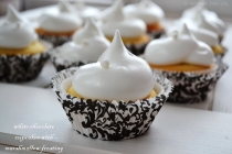 White chocolate cupcakes with marshmallow frosting - Cupcakes cu ciocolată albă și glazură de bezea