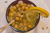 Supa de naut cu usturoi si lamaie (Chickpea soup with garlic and lemon)