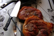 Jambon de porc suculent cu garnitura de fasole verde aromata
