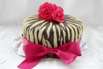 Tort zebra cu trandafiri roz ciclamen