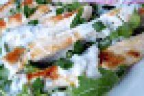 Salată de pui cu rucola, iaurt și usturoi