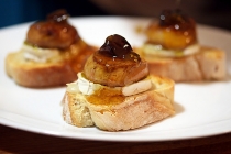 bruschetta cu foie gras, branza de capra si dulceata de tomate