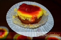 Mini-cheesecakes de lamaie cu sos de capsuni