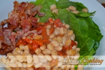 Salata calda de spanac, fasole si bacon