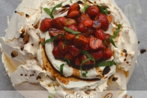 Pavlova si capsuni marinate in otet balsamic