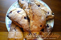 Scones rustici cu coacaze negre