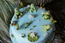 TORT CU BROSCUTE ( LITTLE FROGS CAKE )