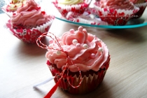 Cranberry cupcake cu frosting de lămâie şi un mărţişor