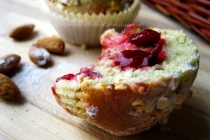 Brioşe cu vişine şi migdale - Sour Cherry Almond Muffins
