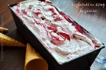 ❧  Înghețată de vanilie marmorată cu sirop de zmeură