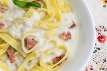 Tagliatelle cu sunca si gorgonzola