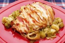 Piept de pui in camasa de bacon si fusta de praz cu cimbru la cuptor