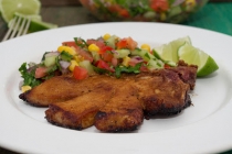 Bucati de porc, fripte, cu salsa