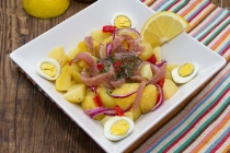Salata de cartofi, oua de prepelita si smoken tuna