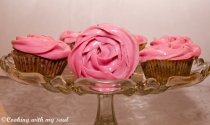 Cupcakes cu fructe de padure si frosting de mascarpone (Wild berries cupcakes with mascarpone frosting)