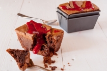 Brownies cu ciocolata si piure de zmeura (Chocolate brownies with raspberry puree)