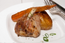Reteta rapida - Pui cu morcovi si cartofi noi (Herbed chicken thighs with spring carrots and potatoes)