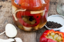 Gogosari murati cu struguri (Pickled sweet peppers and grapes)