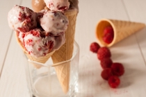 Inghetata cu mascarpone, miere si zmeura (Mascarpone, honey and raspberry ice cream)