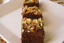 Brownie cu alune caramelizate