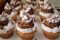 Briose/cupcakes cu ciocolata si frisca