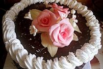 Tort cu trandafiri roz si bordura de ciocolata