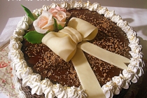 Tort de ciocolata cu flori si fundita