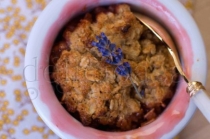 Crumble de piersici cu aroma de lavanda