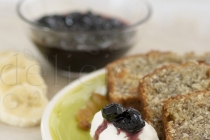 Banana bread delicioasa, servita cu mascarpone si dulceata