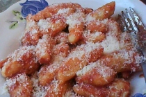 Gnocchi cu sos de rosii si parmezan