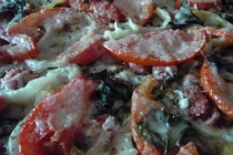 Pizza italiană cu busuioc şi parmezan