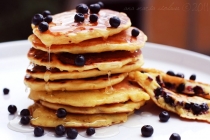 Pancakes cu coacaze negre