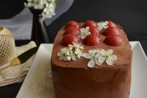 Tort cu ciocolata, crema de lapte si jeleu de capsune