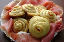 Melcisori din foietaj cu prosciutto crudo