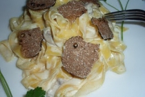 Tagliatelle cu sos cremos de ciuperci si trufe negre