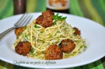 SPAGHETE CU SOS PESTO SI CHIFTELUŢE