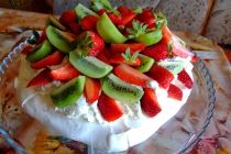 PAVLOVA CU FRISCA , CAPSUNI SI KIWI