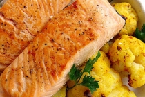 SOMON PRAJIT CU GARNITURA DE CONOPIDA LA CUPTOR (ROASTED SALMON WITH  BAKED CAULIFLOWER)