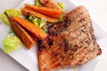 SOMON LA GRATAR CU CARTOFI DULCI (GRILLED SALMON WITH SWEET POTATO WEDGES)