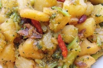 salata  calda de cartofi si broccoli (warm potatoes and broccoli salad)