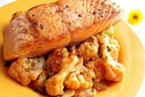 SOMON CU CONOPIDA IN SOS TOMAT (SALMON WITH CAULIFLOWER IN TOMATO SAUCE)