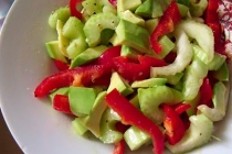 SALATA  CU AVOCADO,TULPINI DE TELINA SI ARDEI(AVOCADO,CELERY  AND PEPPERS SALAD)