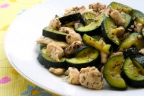 STIR FRY DE  PIEPT DE PUI CU ZUCCHINI(BREAST CHICKEN &amp;ZUCCHINI STIR FRY)