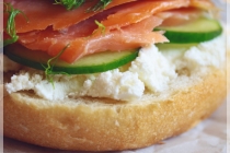 Sandwich cu somon afumat si ricotta