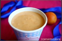 Smoothie cu caise, banane si unt de arahide