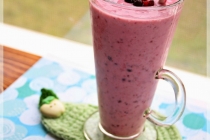 Smoothie cu banane si fructe de padure