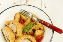 Piept de pui in foietaj si cartofi noi la cuptor