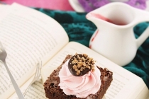 Negresa cu ciocolata si cu frosting de capsuni/ Chocolate brownie