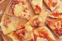 Pizza cu mozzarlla, rosii si bacon