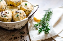 Scones cu roșii deshidratate și măsline